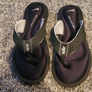 Black Nike Thong cushy sandals size 9